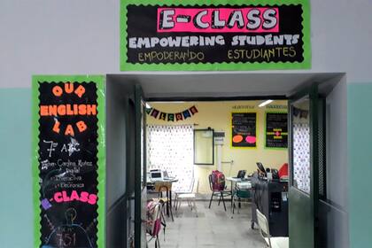Carolina Muñoz modificó el aula de la escuela y la transformó en interactiva; ahora, por el coronavirus, se aferra a YouTube y a WhatsApp para llegarles a sus alumnos
