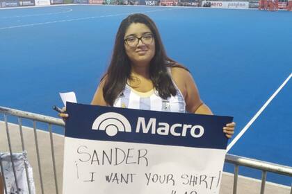 Carolina Pacheco junto al cartel que le preparó al jugador holandés
