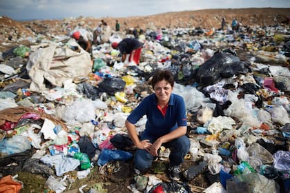 Carolina Pallero tiene 43 años y empezó a cartonear en 2001.Trabajó un año y medio en el basural de El Borbollón, en Las Heras, Mendoza. Hoy integra la cooperativa El Algarrobo, que junto a El Álamo y otras más, están trabajando con el municipio para el cierre del basural
