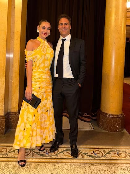 Carolina "Pampita" Ardohain, con diseño de Carolina Herrera, junto a Martín Pepa