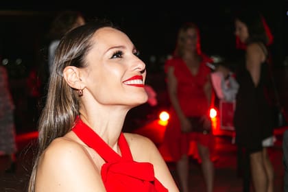 Carolina “Pampita” Ardohain disfrutando del mapping en la fachada del Teatro Colón
