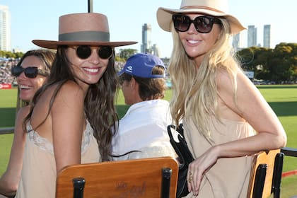 Carolina "Pampita" Ardohain y Barbie Simmons coincidieron en el look lencero con sombreros de ala.