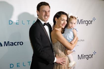 Carolina "Pampita" Ardohain y Roberto García Moritán junto a su hija Ana en la gala de la Fundación Asociar. La recepción fue en la Mansión del hotel Four Seasons Buenos Aires.