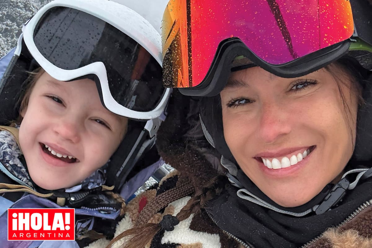 Carolina "Pampita" Ardohain y su hija Anita durante la primera semana de las vacaciones de invierno