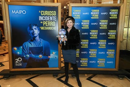 Carolina Papaleo posó muy sonriente para las cámaras antes de la función