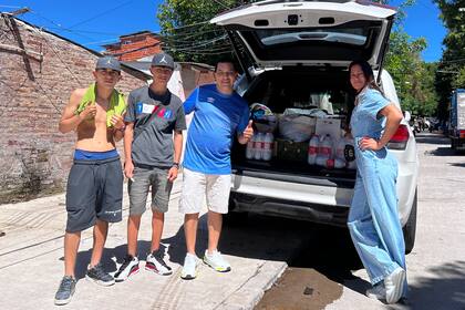 Carolina pidió a sus invitados que en vez de llevarle regalos donaran alimentos, y el martes 26 por la tarde los llevó personalmente a un comedor de La Cava.
