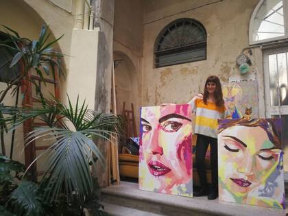 Carolina pinta con óleo y espátula, una técnica que descubrió en su amada Florencia.