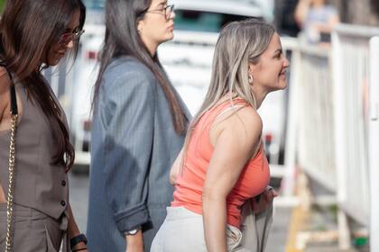 Carolina Píparo llega al acto libertario en Floresta
