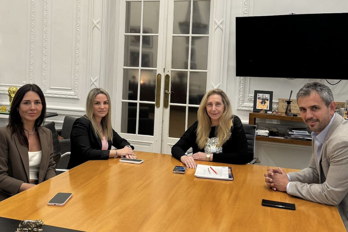 Carolina Píparo y Lorena Macyszyn, ex integrantes del bloque Buenos Aires Libre, junto a Karina Milei y Martín Menem. Foto: X