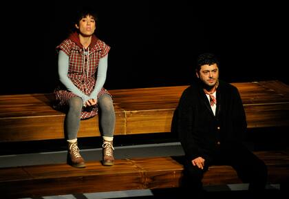 Carolina Ramírez y Alberto Ajaka, en una escena de Lo que queda de nosotros, en el Multitabarís