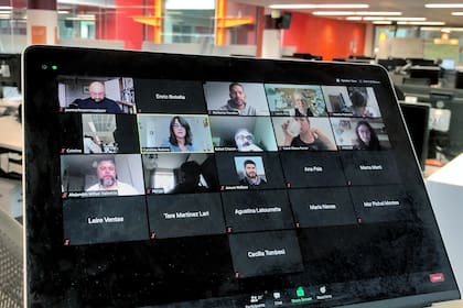 Carolina Robino, directora editorial de BBC Mundo, en una reunión vía Zoom con su equipo de editores