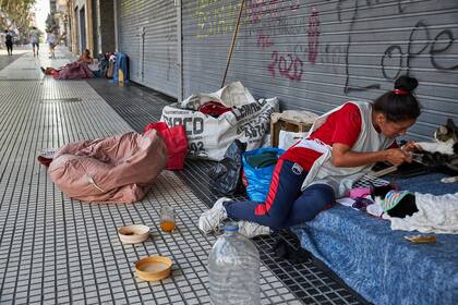 Carolina tiene 40 años y hace cuatro que vive en la calle. La acompañan cuatro gatos