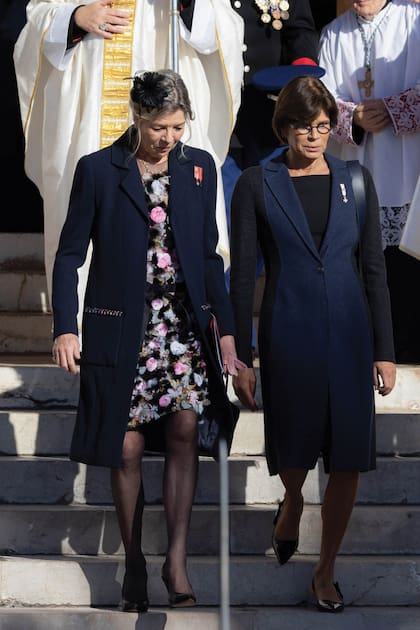 Carolina y Estefanía coordinaron sus abrigos. Y en el caso de la mayor, innovó con un vestido de flores, estampa que no suele incluir en su guardarropa.