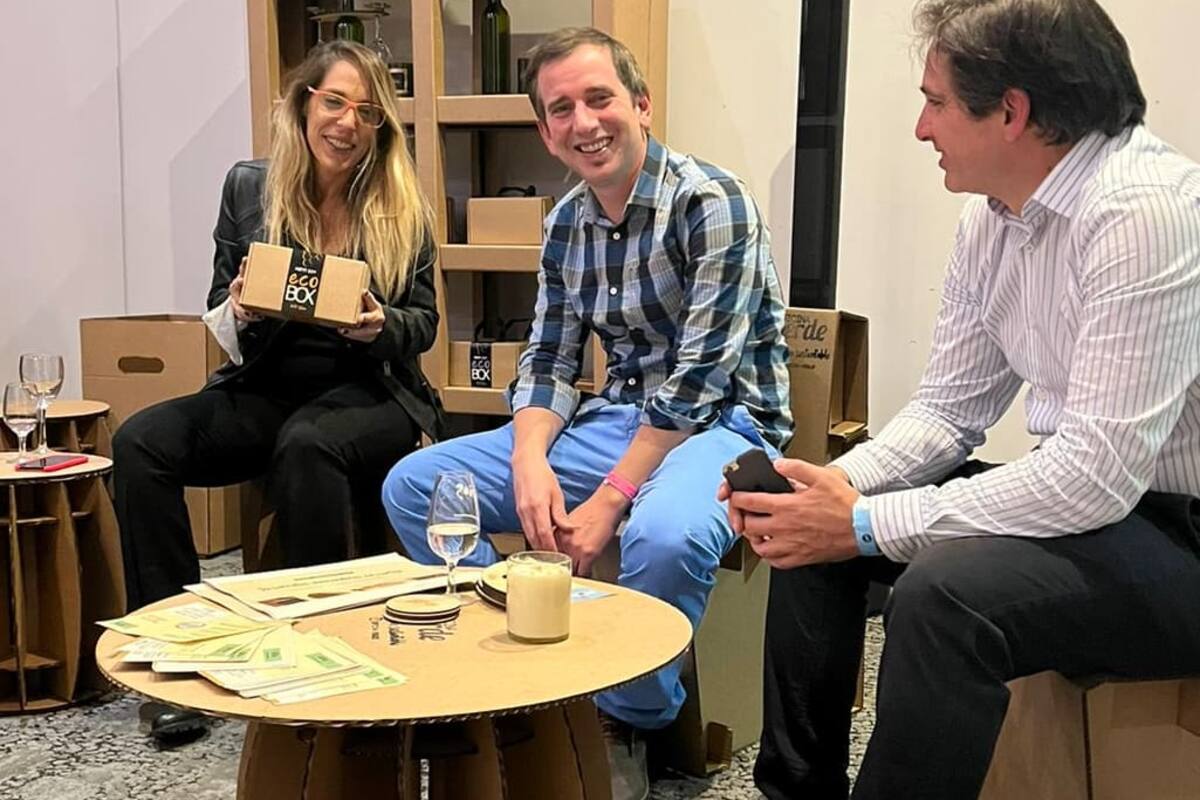 Carolina y Hernán Beneventana, junto a Matías Alonso, tres de los creadores de "Universo de cartón", en un evento donde llevaron su línea de muebles sustentables