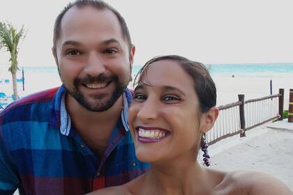 Carolina y su marido, compañero y apoyo en su travesía.
