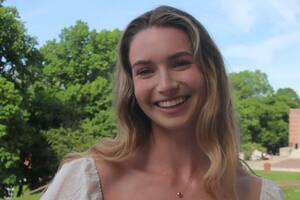 Caroline Cray Quinn es una joven tiktoker que se hizo conocida por contar la extraña condición que tiene (imagen ilustrativa)