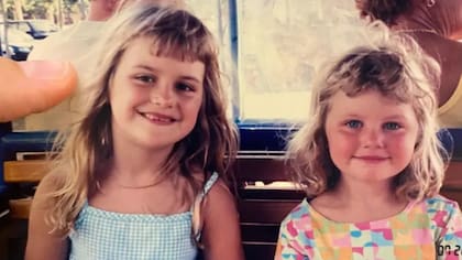 Caroline (izquierda), que ha tenido dificultades para reconocer rostros desde pequeña, aparece en la foto junto a su hermana