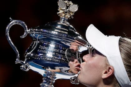 Caroline Wozniacki besa el trofeo de campeona del Abierto de Australia tras derrotar a Simona Halep en la final de 2018