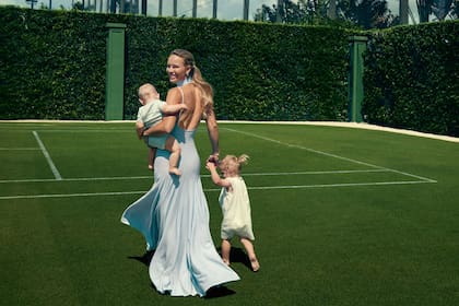 Caroline Wozniacki sonriente con sus hijos, en una producción para la revista Vogue en 2023