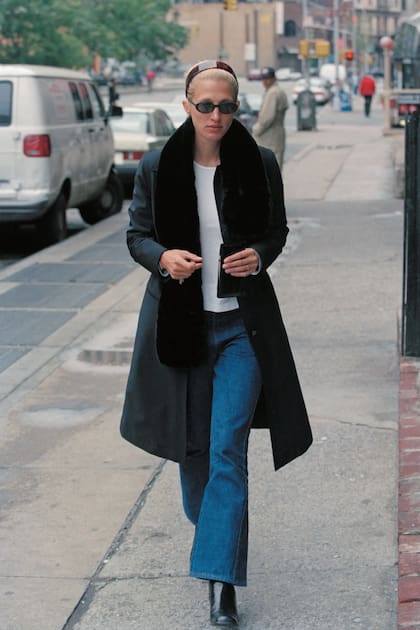 Carolyn Bessette Kennedy con su típico tapado negro y jeans Levis
