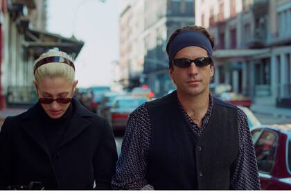 Carolyn Bessette y John Kennedy Jr. como una pareja más, por las calles de Tribeca y más allá de toda rigidez del mundo de la política