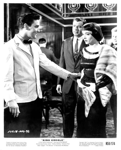 Carolyn Jones junto a Elvis Presley en una imagen de King Creole, cinco años antes de convertirse en Morticia Addams