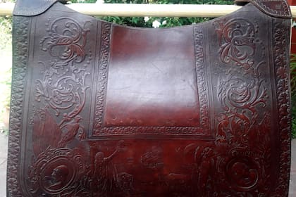 Carona con motivos artísticos