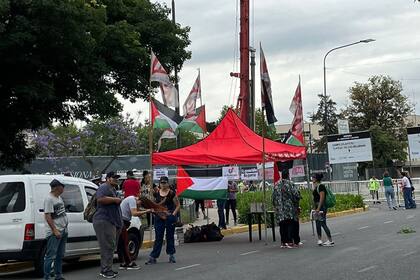 Carpa pro-Palestina frente al colegio ORT en Belgrano.