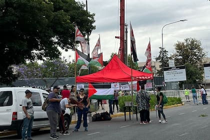 Carpa pro-Palestina frente al colegio ORT en Belgrano.