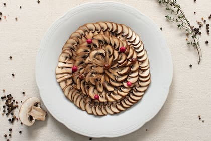 Carpaccio de portobellos cocidos al horno de barro,