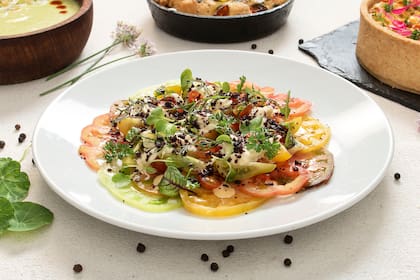 Carpaccio de tomates frescos y hierbas