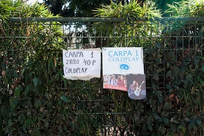 Carpas a la espera del primer show de Coldplay en River