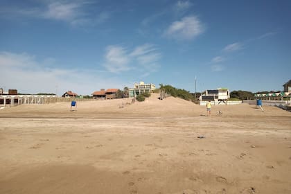Carpas del balneario Posta Norte con su cerco y la casilla del guardavidas, cerrada