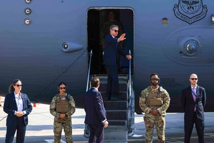 Carpas hacinadas de palestinos desplazados en la playa, al oeste de Deir al-Balah, Franja de Gaza, el martes 20 de agosto de 2024. (AP Photo/Abdel Kareem Hana)