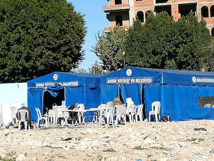 Carpas ofrecidas por la municipalidad de Adana y es así están la gente actualmente en algunos lugares.