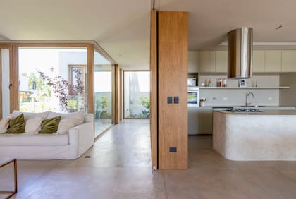 Carpinterías con foliado ‘Turner Oak’ (Muchtek). Toda la planta baja tiene piso de cemento alisado hecho in situ.
