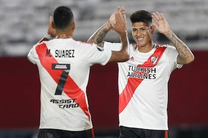 Carrascal, autor del tercer gol, saluda a Matías Suárez
