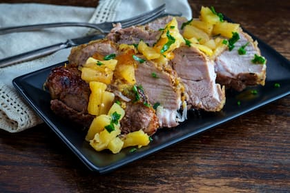 Carré de cerdo con azúcar negra y ananá en almíbar.