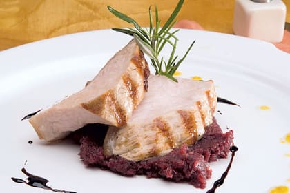 Carré de cerdo, puré de remolacha y piñones