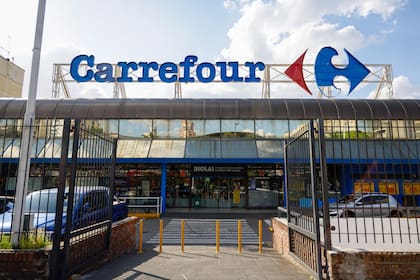 Carrefour busca un comprador o socio para su negocio en la Argentina.