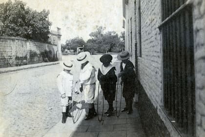 Carrera de aros. Una postal del pasado.