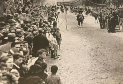 Carrera de sortijas en el barrio de Mataderos, 1940