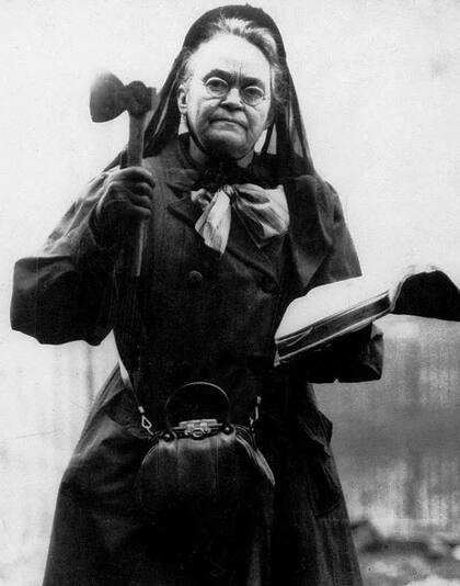Carrie Amelia Moore combatió el consumo de alcohol con la Biblia en una mano y un hacha en la otra mano...