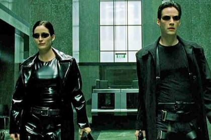 Carrie Anne-Moss y Keanu Reeves en The Matrix (1999)