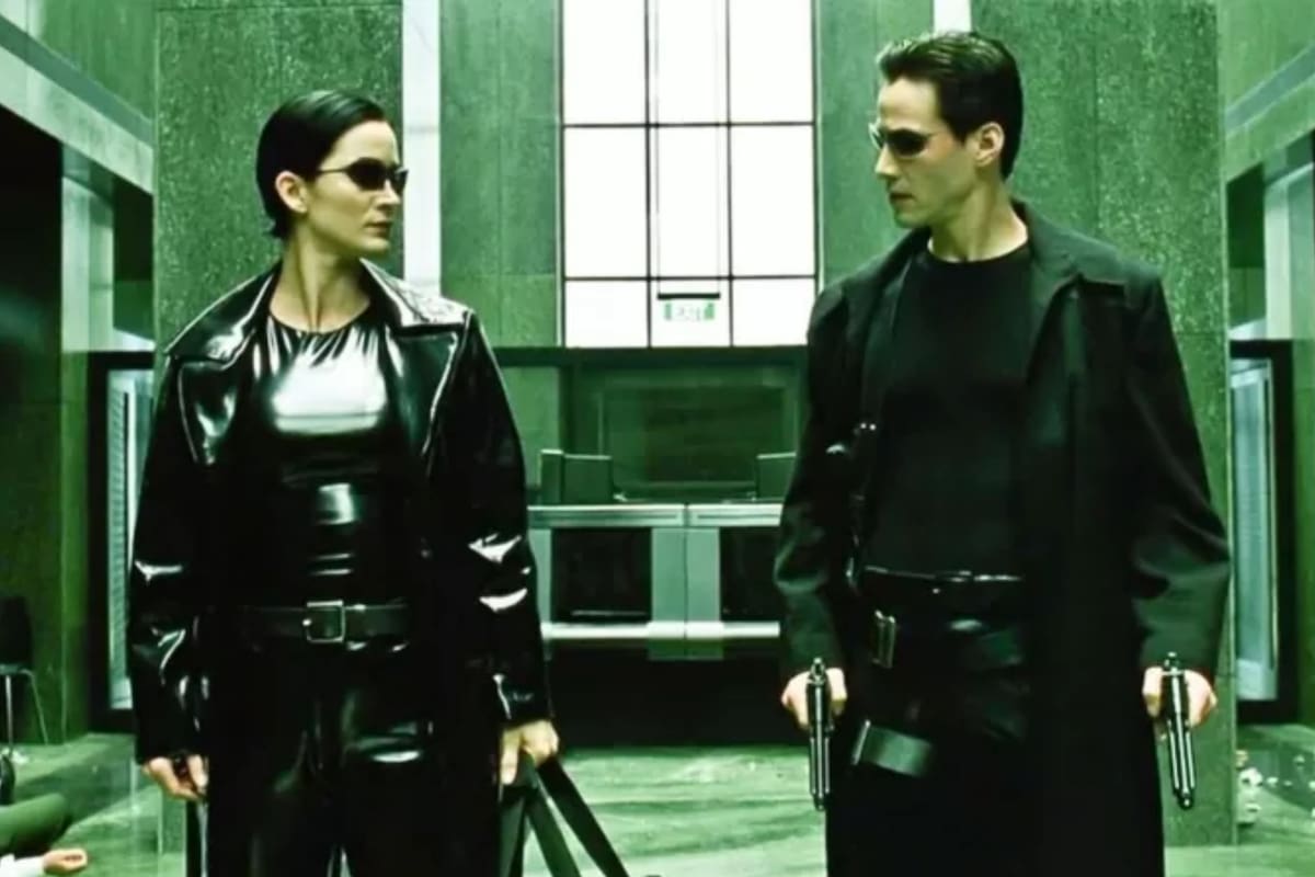 Carrie-Anne Moss y Keanu Reeves interpretan a Trinity y Neo en Matrix