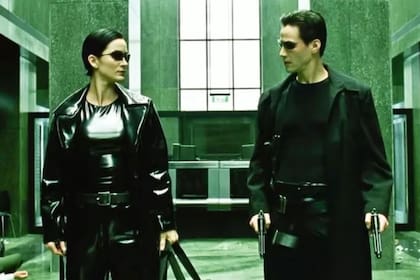 Carrie-Anne Moss y Keanu Reeves interpretan a Trinity y Neo en Matrix