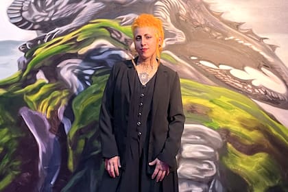 Carrie Bencardino con una de sus obras exhibidas en el Malba