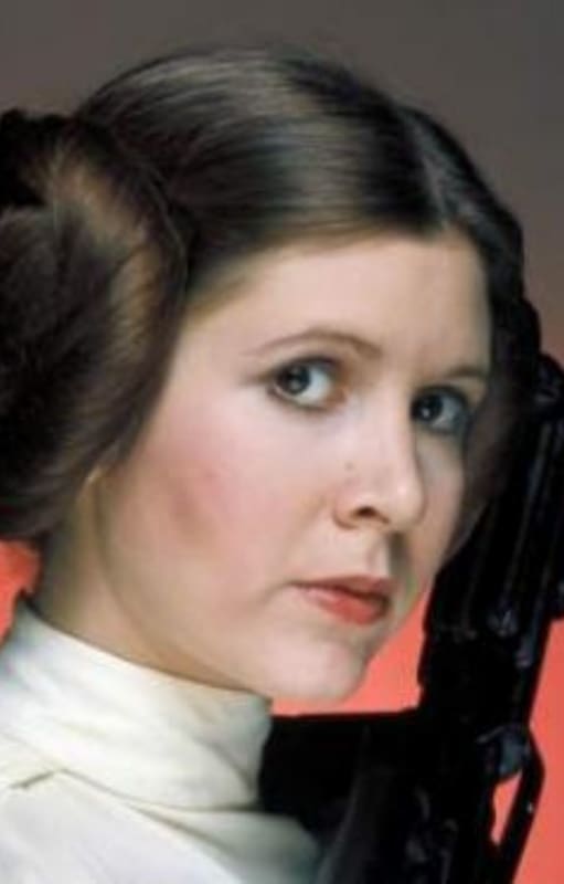 Carrie Fisher como la Princesa Leia, su personaje más icónico