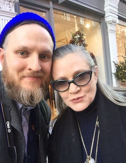 Carrie Fisher posó junto a un fanático en Londres