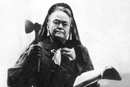 Carrie Nation acompañada de su fiel hacha